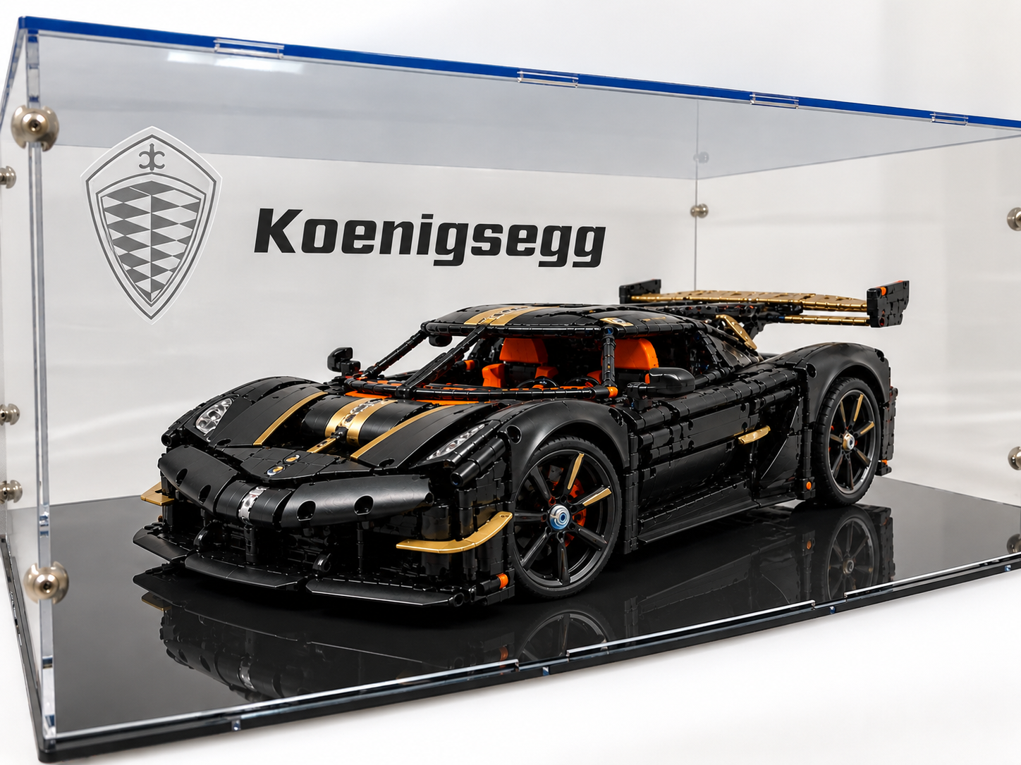 Acrylglas-Vitrine für LEGO® Koenigsegg Sadairs Spear Hypercar 42232 mit schwarzer Schrift und gravierten Logo